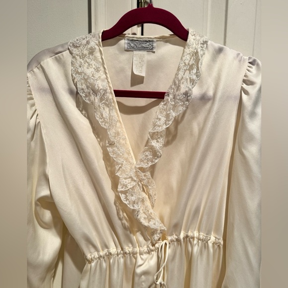 Barbizon Boutique Elegant Cream Lace Trim Robe - Picture 1 of 4
